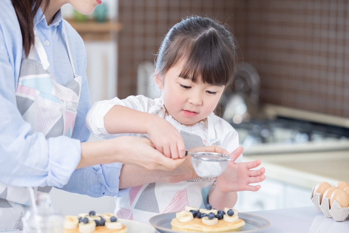 子供の料理をサポート