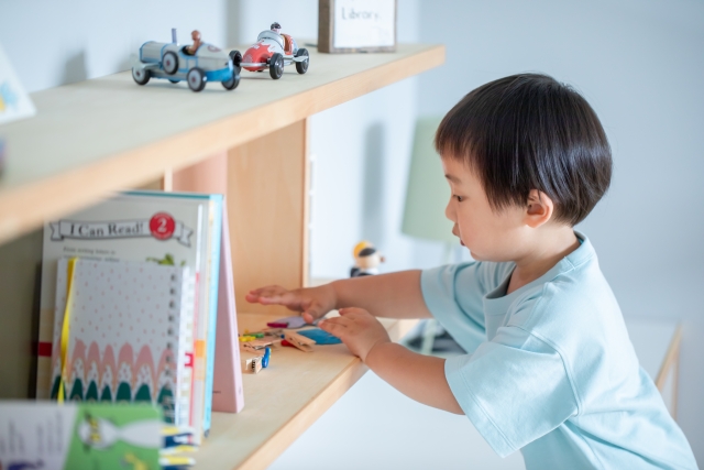 おうちモンテッソーリを通じおもちゃのお片付けを自分で進める男の子