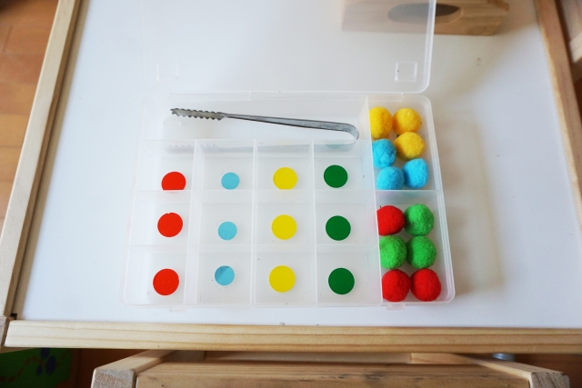 おうちモンテッソーリで使えるシールなどで手作りされた教具のおもちゃ