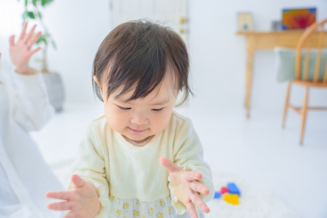 片付いた部屋でおうちモンテッソーリに夢中の女の子