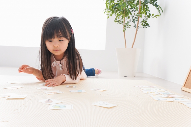 おうちモンテのおしごとに集中した様子で取り組むロングヘアの女の子
