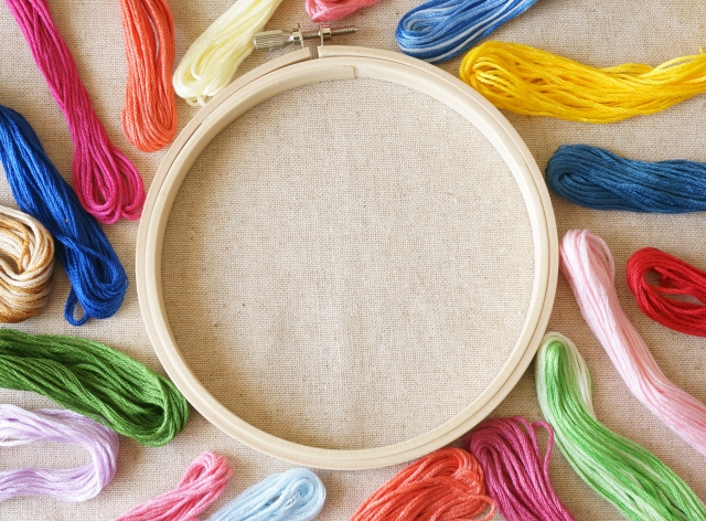 初心者でも簡単な刺繍に必要なカラフルな刺繍糸