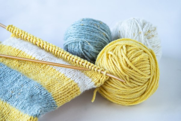 毛糸の作品づくりを楽しんで