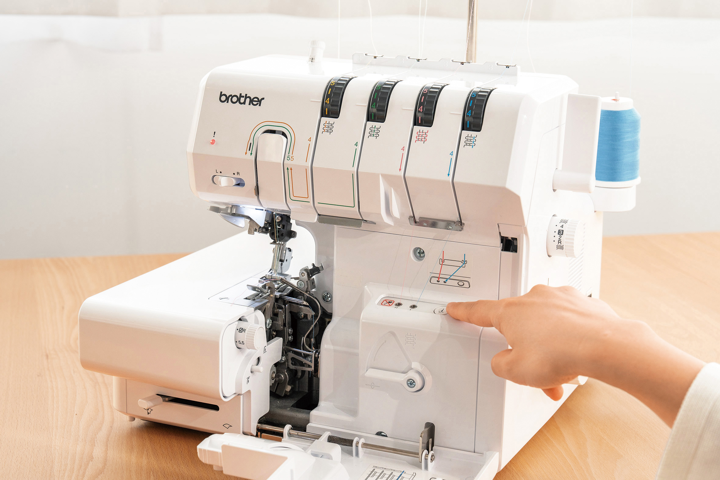ロックミシンは糸通しが難しいイメージがあるが最新の機種であれば心配いらない