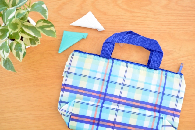 ファスナー型のお弁当袋はトートバッグ感覚で使える
