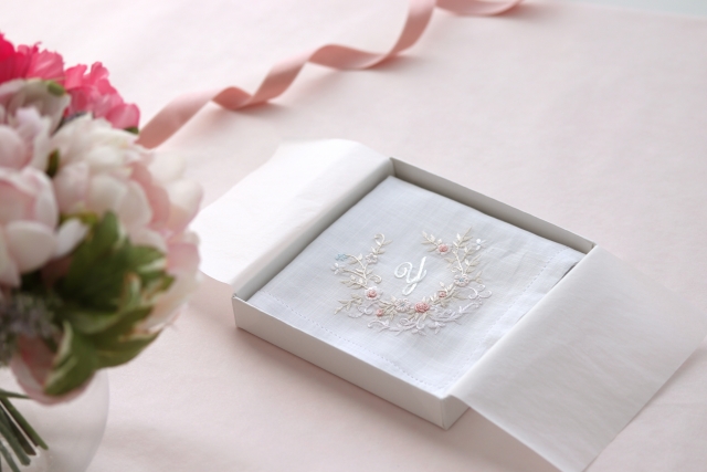 イニシャル刺繍入りハンカチは上品なプチギフト