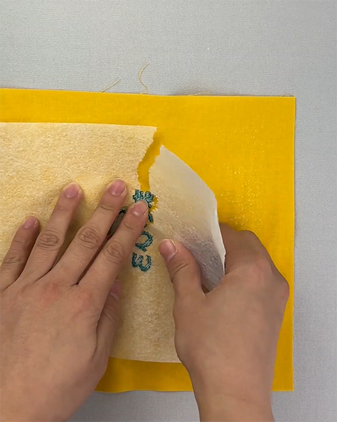 刺しゅうが出来たら裏から接着芯をはがします