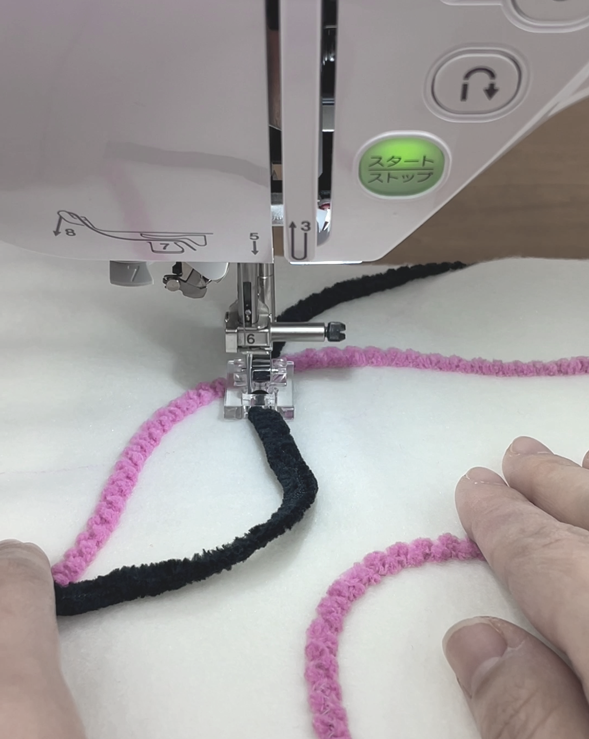 毛糸をぬいつける
